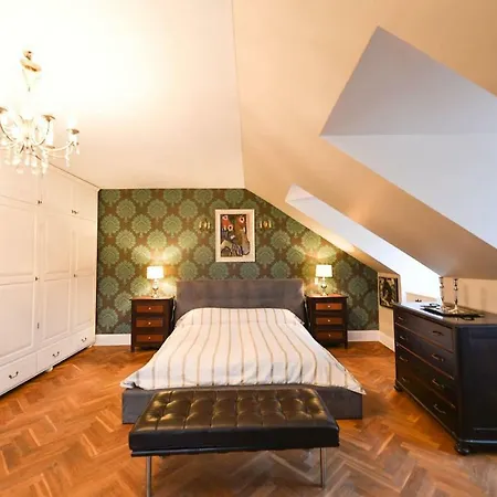 Amazing Castle Square Apartment