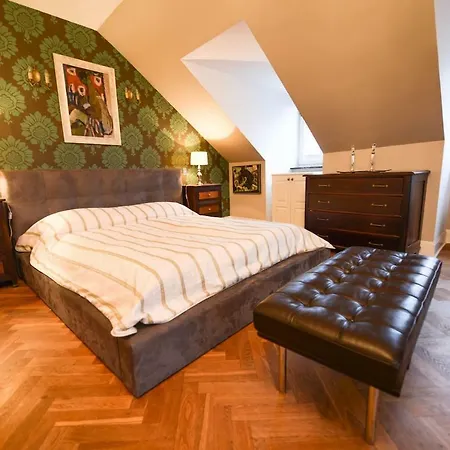 Amazing Castle Square Apartment